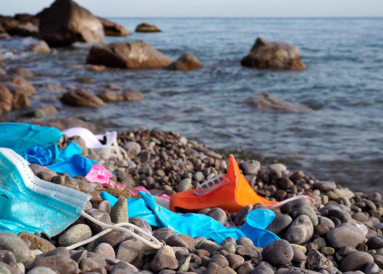 Habitantes de Cancún denuncian la contaminación debido a los cubrebocas en las playas