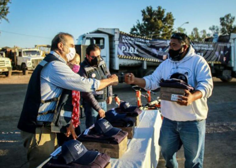 Entrega Jorge Salum uniformes a los trabajadores de obras públicas