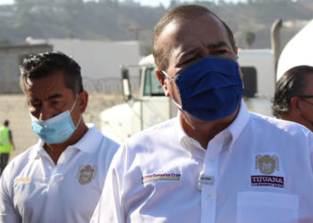 Arturo González supervisa la pavimentación del camino viejo a tecate