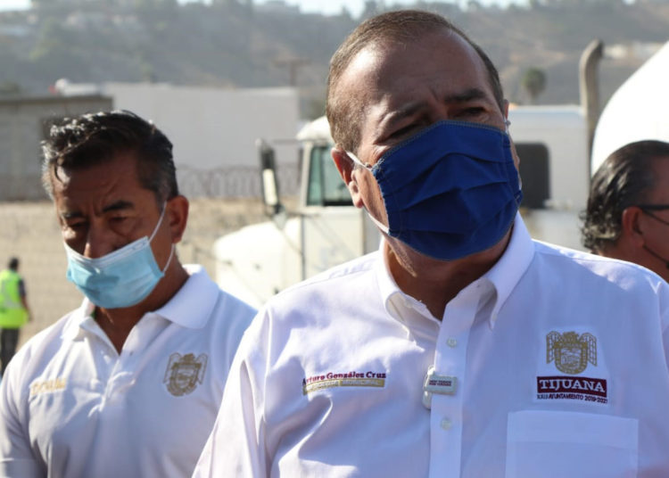Arturo González supervisa la pavimentación del camino viejo a tecate