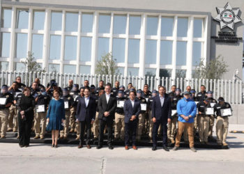 Adrián de la Garza recibe a graduados de la Policía Metropolitana de investigación