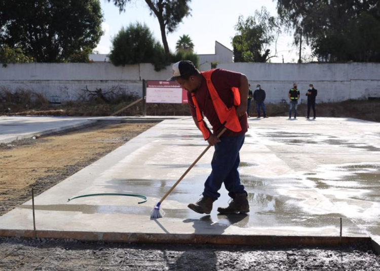 Arturo González supervisa construcción de cancha en escuela primaria