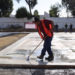 Arturo González supervisa construcción de cancha en escuela primaria