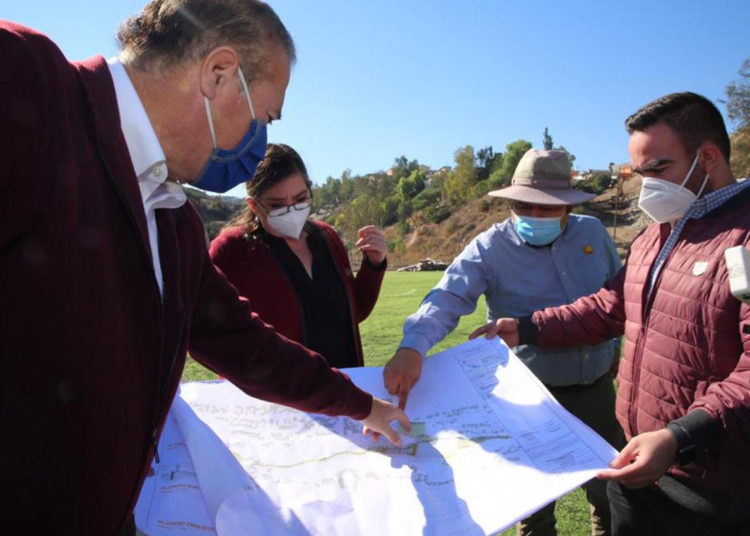 Arturo González supervisa construcción del Centro de Desarrollo Comunitario