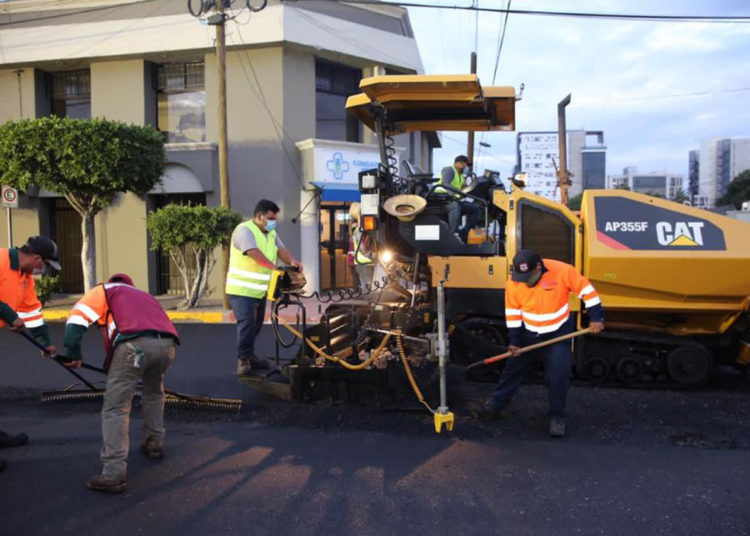 Arturo González supervisa obras de pavimentación en colonia marrón