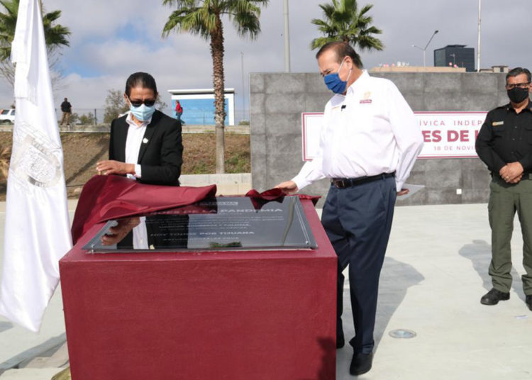 Arturo González devela placa Héroes de la Pandemia