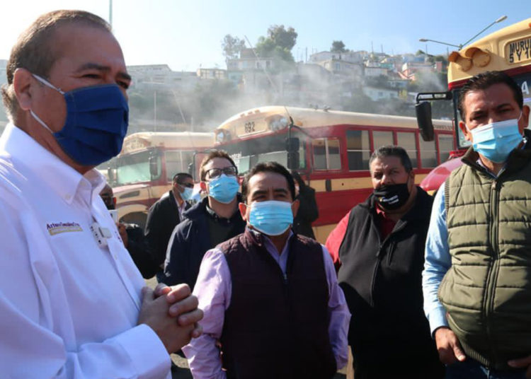 Arturo González encabeza jornada de desinfección en transporte público