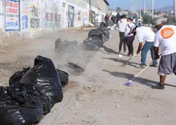 Ayuntamiento de Tijuana y comerciantes, retiran basura