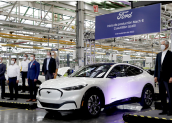 Del Mazo presenta el primer auto eléctrico de Ford ensamblado en el Edomex