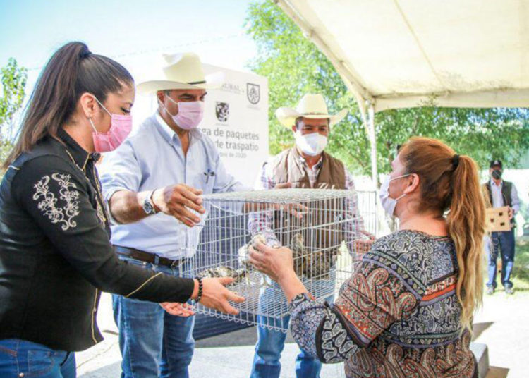 Jorge Salum hizo entrega de paquetes a familias de 19 comunidades
