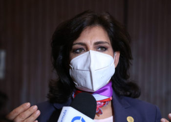 Monica Almeida advierte de caída en ventas de PEMEX