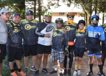 Presidente del Senado participa en rodada navideña en Comitán