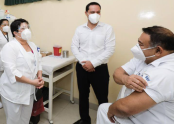 Inicia vacunación masiva al sector salud en varios estados del país