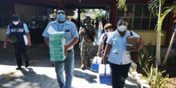 Vacunan a docentes en Campeche para volver a clases presenciales