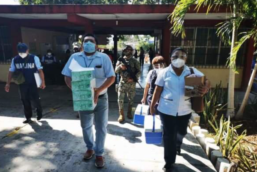 Vacunan a docentes en Campeche para volver a clases presenciales