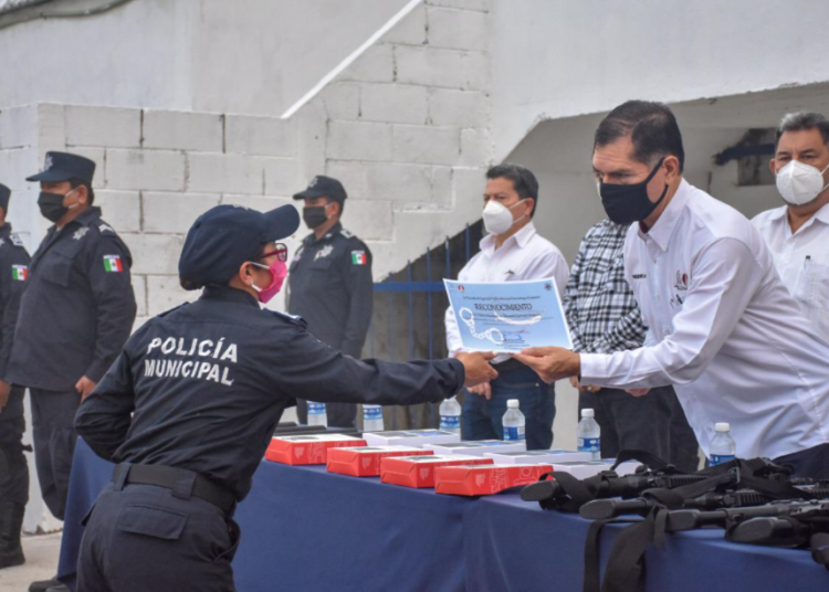 Alcalde de Coatzacoalcos reconoce a policía municipal