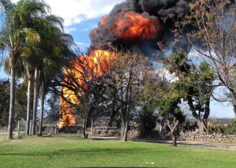 Bomberos sofocan incendio en Tlajomulco