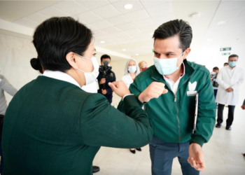 Zoé Robledo y Fayad supervisan área Covid en hospital de Pachuca