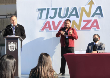 Arturo González encabeza aniversario de la Constitución