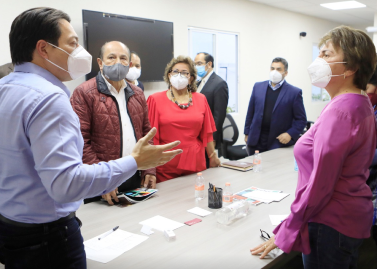 Asociación de alcaldes se reúne con Mario Delgado