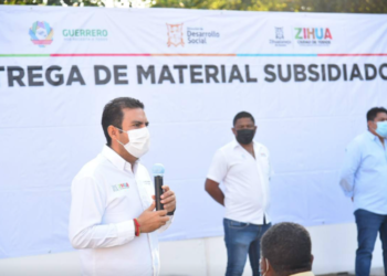 Alcalde de Zihuatanejo entrega apoyos para vivienda y salud