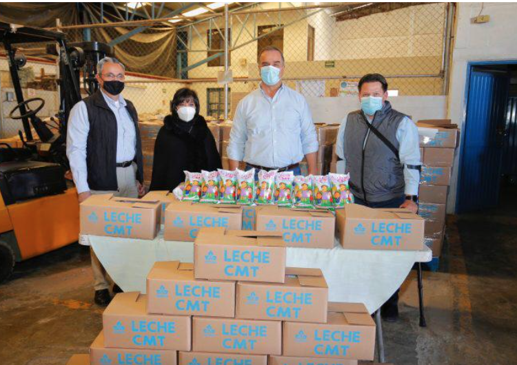 Donan leche para familias vulnerables de Durango capital