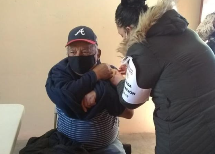 Vacunan a adultos en municipios del norte del país