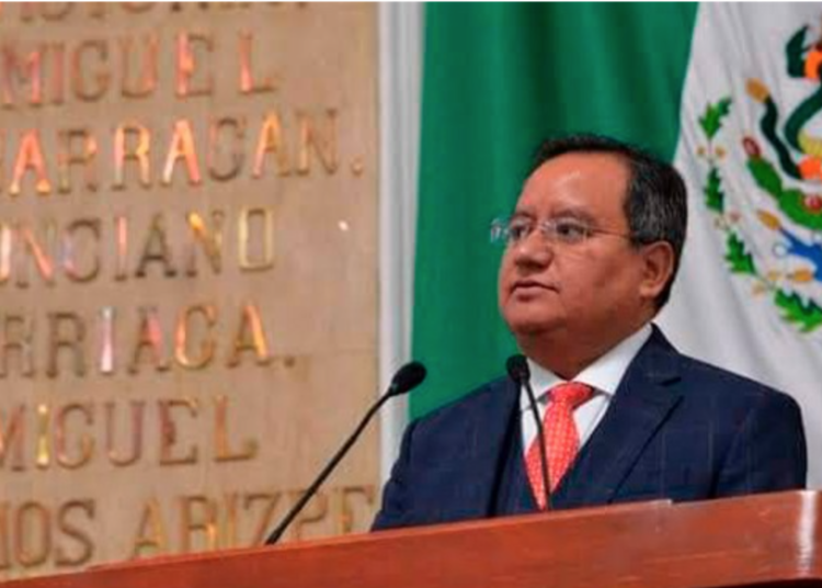 Eduardo Santillán tapiza alcaldía con su imagen y le recuerdan nexos con la trata de personas