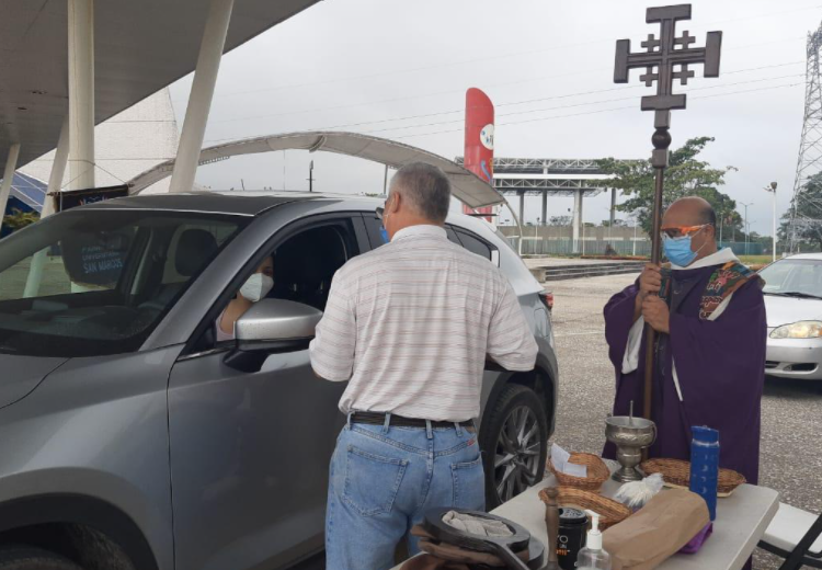 Reparten ceniza con sana distancia en Villahermosa