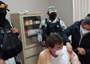 Alcalde morenista de Caborca se vacuna contra Covid en otro municipio