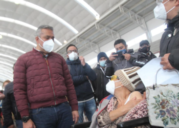 Con gran afluencia inicia campaña de vacunación en Ecatepec