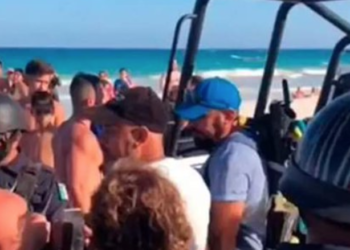 Policía detiene a pareja LGBT por besarse en las playas de Tulum