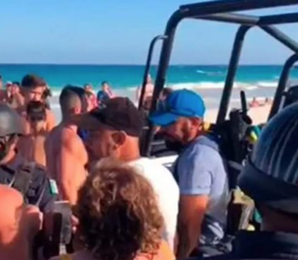 Policía detiene a pareja LGBT por besarse en las playas de Tulum