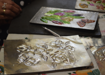 Municipios mexiquenses hacen del repujado bellas artesanías