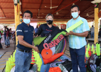 Entregan equipo deportivo a 11 municipios de Oaxaca