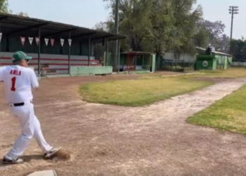 López Obrador practica su bateo en la Ciudad de México