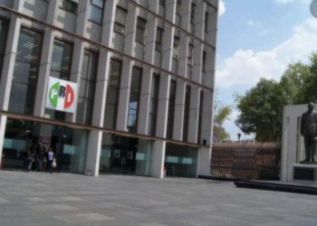 Priistas celebran con austeridad el 92 aniversario del tricolor