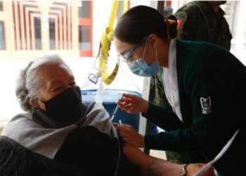 Inicia vacunación de adultos mayores en la Miguel Hidalgo