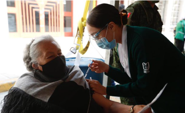 Inicia vacunación de adultos mayores en la Miguel Hidalgo