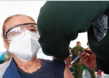 Inicia vacunación de adultos mayores en la Miguel Hidalgo