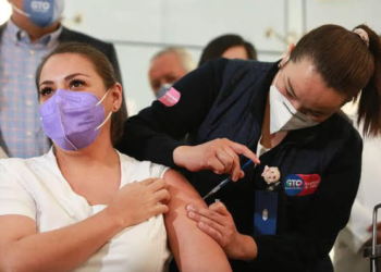 Comienza vacunación de adultos mayores en municipios del Bajío