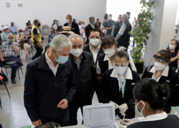 Supervisa Del Mazo vacunación de adultos mayores en Toluca