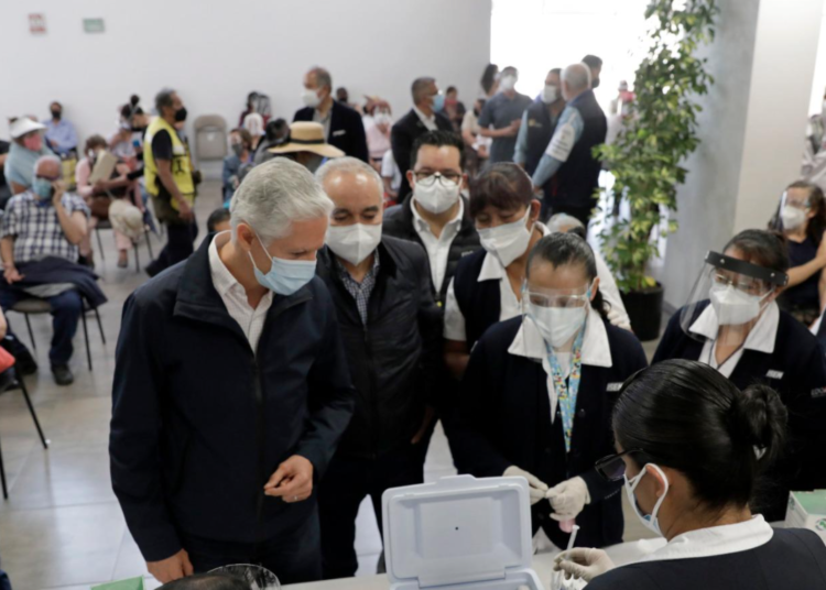 Supervisa Del Mazo vacunación de adultos mayores en Toluca