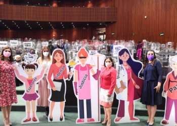 Senadoras presentes en la aprobación de reformas para reducir brecha salarial