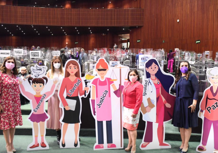 Senadoras presentes en la aprobación de reformas para reducir brecha salarial