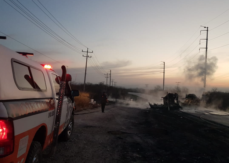 Explosión de pipa en Salinas Victoria, Nuevo León, deja 12 muertos