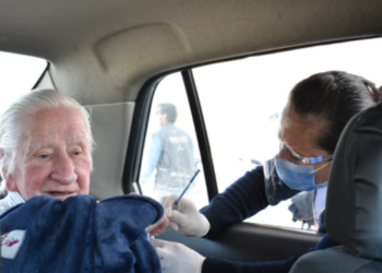 Inicia vacunación de adultos mayores desde sus autos en el Estado de México