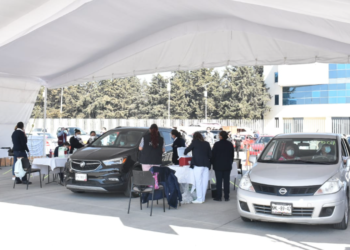 Inicia vacunación de adultos mayores desde sus autos en el Estado de México