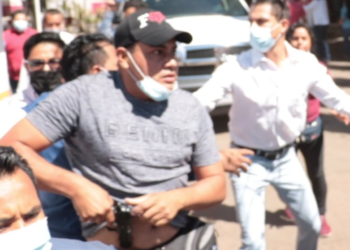 Escolta de Delegada del Bienestar amaga a inconformes por falta de vacuna anti covid