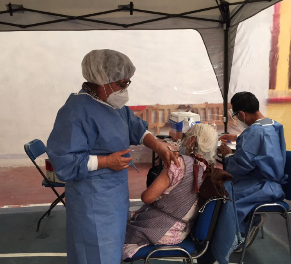 Inicia vacunación contra COVID-19 para adultos mayores,en 11 municipios oaxaqueños